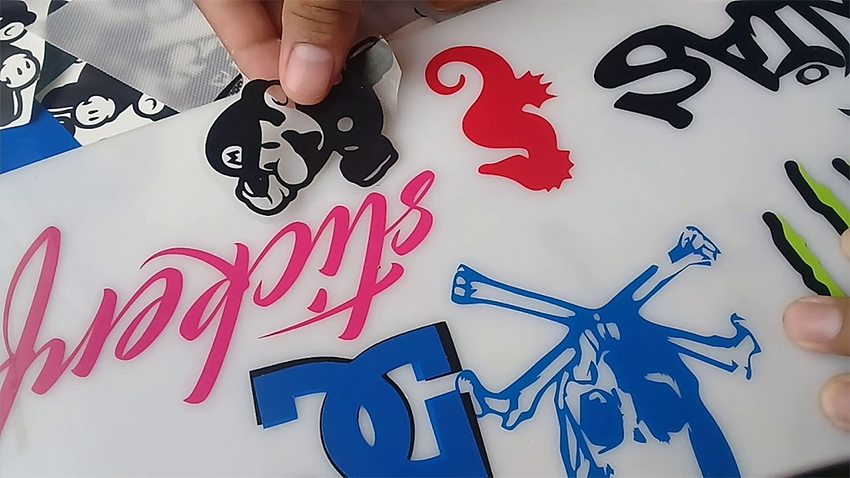 Esta técnica  se convierte en una novedosa y sencilla forma de decorar y/o personalizar productos de índole mercantil, brinda un sinfín de usos:

​

Corte de vinil.
Vinil textil.
Rotulación en Señalización.
Artículos Promocionales